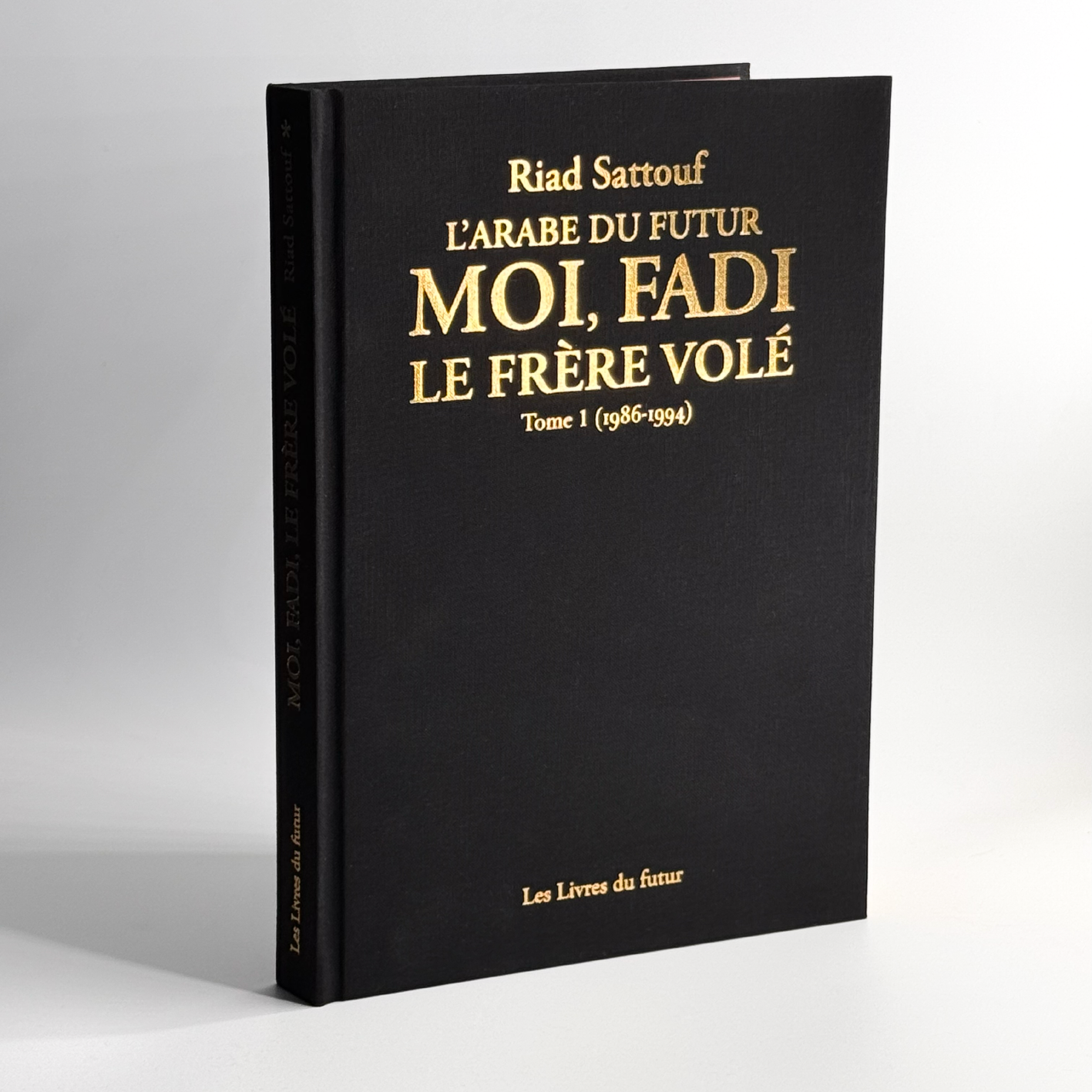 <strong>Livre « L'Arabe du futur, Moi Fadi, le frère volé » <br> ÉDITION LUXE TOILÉE ET TIRÉ À PART</strong><br> <font color="red"> Limité à 999 ex<br> numérotés et signés par <br> Riad Sattouf</font>
