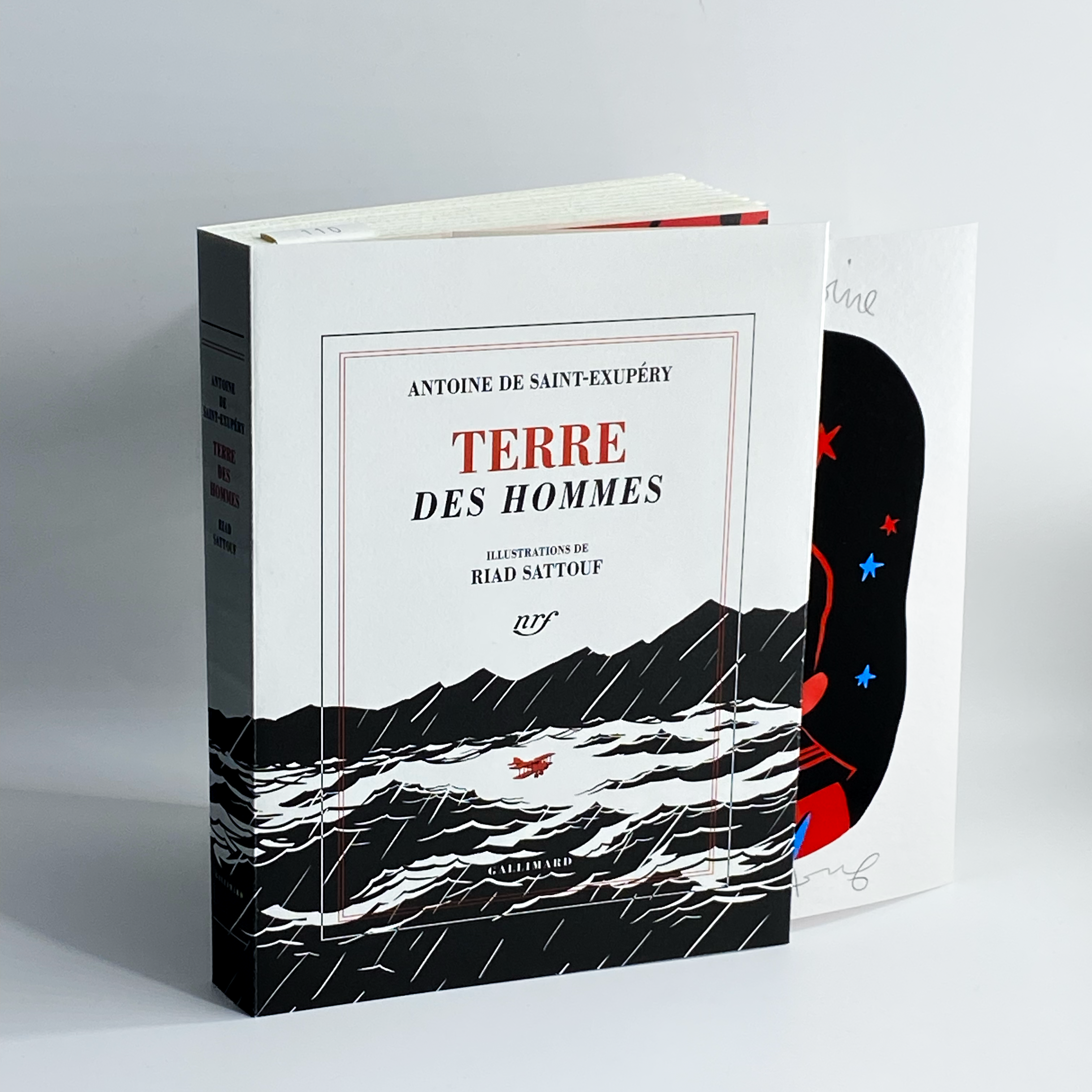 <strong>Livre « Terre des Hommes » d'Antoine de Saint-Exupéry<br> Illustré par Riad Sattouf <br></strong><font color="red"> ÉDITION LUXE limitée à 120 exemplaires, accompagnée d'un tirage d'art inédit numéroté, signé et annoté par Riad Sattouf. </font>
