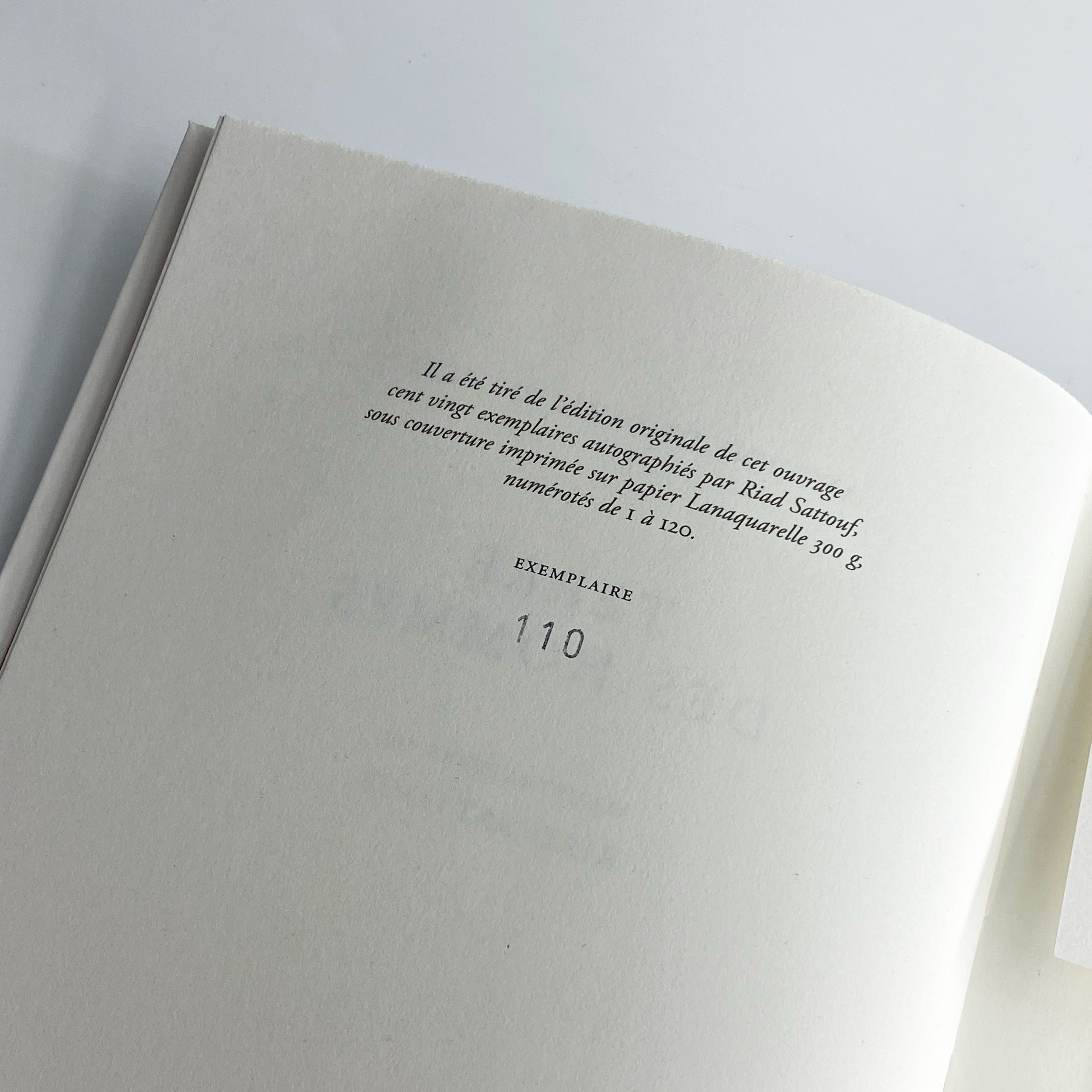<strong>Livre « Terre des Hommes » d'Antoine de Saint-Exupéry<br> Illustré par Riad Sattouf <br></strong><font color="red"> ÉDITION LUXE limitée à 120 exemplaires, accompagnée d'un tirage d'art inédit numéroté, signé et annoté par Riad Sattouf. </font>