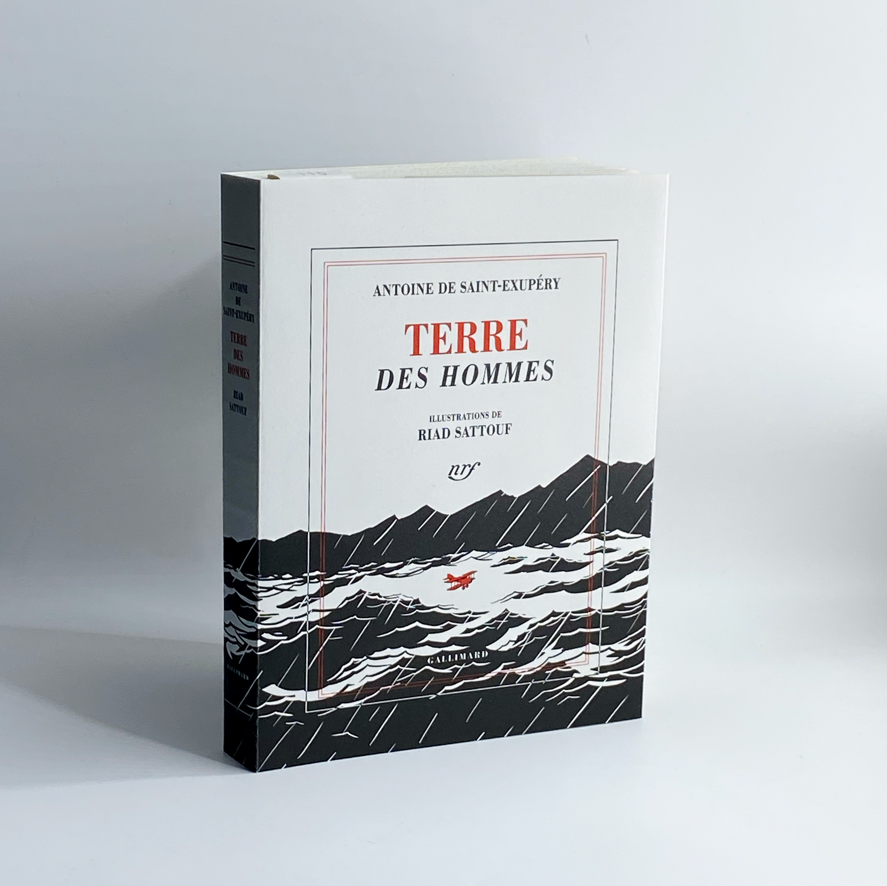 <strong>Livre « Terre des Hommes » d'Antoine de Saint-Exupéry<br> Illustré par Riad Sattouf <br></strong><font color="red"> ÉDITION LUXE limitée à 120 exemplaires, accompagnée d'un tirage d'art inédit numéroté, signé et annoté par Riad Sattouf. </font>