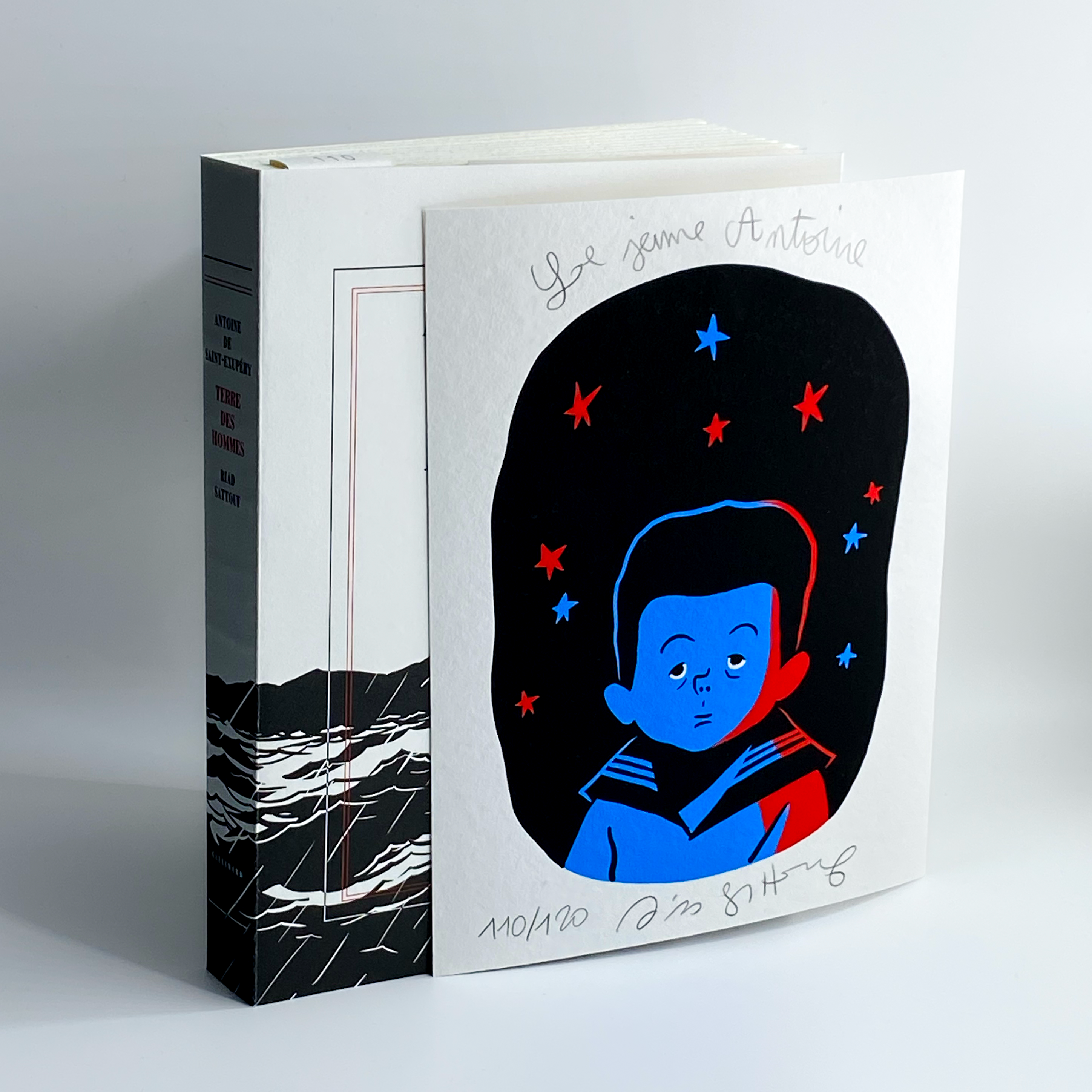 <strong>Livre « Terre des Hommes » d'Antoine de Saint-Exupéry<br> Illustré par Riad Sattouf <br></strong><font color="red"> ÉDITION LUXE limitée à 120 exemplaires, accompagnée d'un tirage d'art inédit numéroté, signé et annoté par Riad Sattouf. </font>